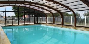 Bazén v ubytování SUPERBE CHALET AVEC PISCINE CHAUFFEE Juillet et Aout nebo v jeho okolí