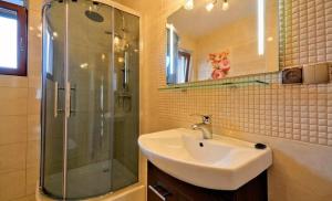 a bathroom with a sink and a shower at Góralski Pałacyk in Biały Dunajec +26 photos
