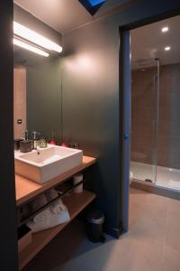 La salle de bains est pourvue d'un lavabo et d'une douche. dans l'établissement Hotel Neuvice, à Liège