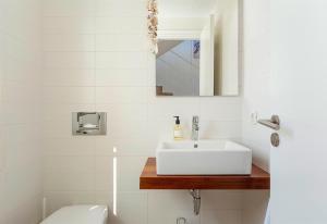 Koupelna v ubytování Modern House With Sea Views + 22 fotografií