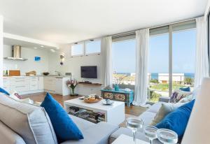 TV a/nebo společenská místnost v ubytování Modern House With Sea Views