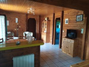 Televisyen dan/atau pusat hiburan di Chalet bois