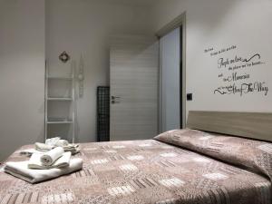 ein Schlafzimmer mit einem Bett mit Handtüchern darauf in der Unterkunft Sunrise Beach Apartment Trapani in Trapani