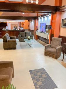uma grande sala de estar com sofás e uma televisão em Hotel Uruguay Brasil em Rivera