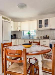 A kitchen or kitchenette at Venetia apartment