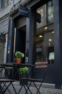 une table et des chaises devant un bâtiment dans l'établissement Hotel Neuvice, à Liège