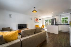 a living room with a couch and a kitchen at Central Portland Street with Free Parking in Brighton & Hove