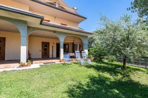 A garden outside Casa Caterina con giardino