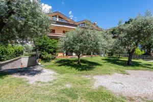 A garden outside Casa Caterina con giardino