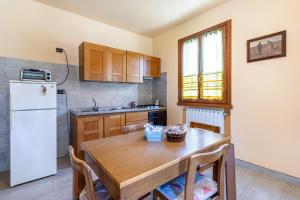A kitchen or kitchenette at Casa Caterina con giardino