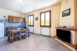 A kitchen or kitchenette at Casa Caterina con giardino