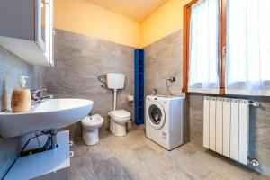 A bathroom at Casa Caterina con giardino