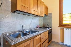A kitchen or kitchenette at Casa Caterina con giardino