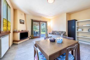 A kitchen or kitchenette at Casa Caterina con giardino