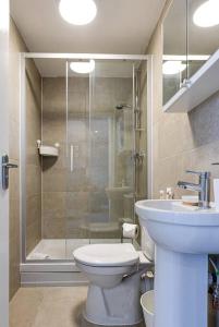 y baño con ducha, aseo y lavamanos. en Entire 1 bed apt in the centre of Stockport en Stockport