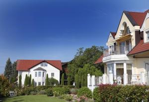 uma grande casa branca com um telhado vermelho em Villa Toskana em Bornheim