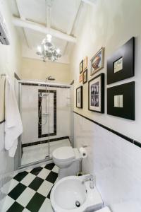 バニョレージョにあるB＆B ラ ポリニアのバスルーム(トイレ、ガラス張りのシャワー付)