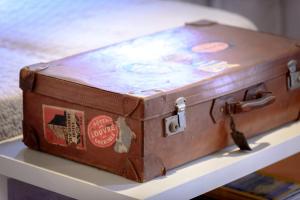 a suitcase sitting on top of a shelf at B&B La Polinnia in Bagnoregio