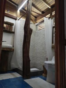 ein Bad mit einer Dusche, einem WC und einem Waschbecken in der Unterkunft Cafe del Mar Sapzurro in Zapzurro