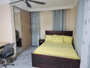 Tempat tidur dalam kamar di VaQ Apartments