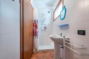 Et badeværelse på Casa Caterina Mansarda vista Lago + 15 billeder