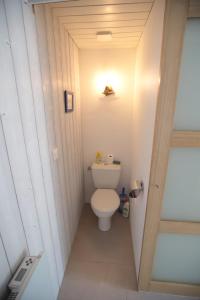 une petite salle de bain avec toilettes dans une chambre dans l'établissement VUE MER PREFAILLES, PLAGE à 50m, à Préfailles 15 autres photos