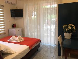 A bed or beds in a room at Plaisir Rooms