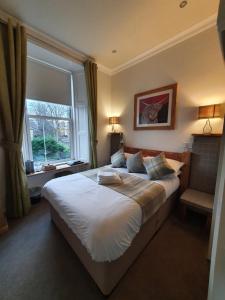 Un dormitorio con una cama grande y una ventana en 18 Craigmillar Park, en Edimburgo