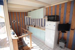 Il comprend une petite cuisine équipée d'un réfrigérateur et d'une télévision. dans l'établissement VUE MER PREFAILLES, PLAGE à 50m, à Préfailles