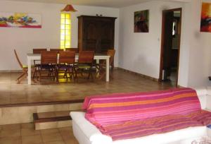 uma sala de estar com um sofá e uma mesa em Villa de 6 chambres avec piscine privee spa et jardin clos a Argeles sur Mer em Argelès-sur-Mer