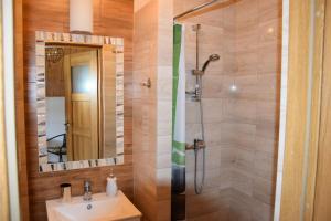 Baðherbergi á Osada Modrzewiowe Wzgórze - Podgrzewany Basen Zewnętrzny, Bieszczady, Wańkowa, Solina, Polańczyk