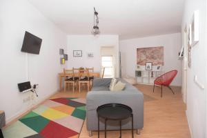 een woonkamer met een bank en een tafel bij Travel & Live Marques in Porto