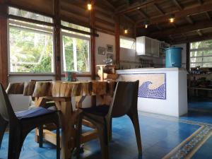 eine Küche mit einem Holztisch und Stühlen in der Unterkunft Cafe del Mar Sapzurro in Zapzurro