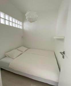 Postel nebo postele na pokoji v ubytování Club218 The Sunset - wellness apartment