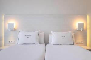 - 2 lits blancs dans une chambre avec 2 lumières dans l'établissement Helios Mallorca Hotel & Apartments, à Can Pastilla