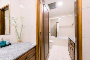 un bagno con lavandino e WC di Itaca Experience Playa do Cabedelo a Viana do Castelo Altre 139 foto