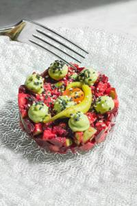 - un bol de fruits avec une fourchette sur une table dans l'établissement Iberostar Selection Paseo de Gracia 4 Sup, à Barcelone