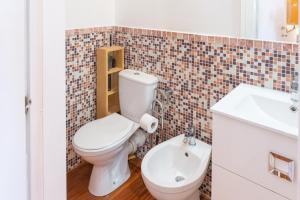 Phòng tắm tại Piazza dei Cavalieri Orange Attic Apartment