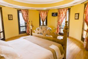 a bedroom with a large bed and windows at Complejo Hostelero Paladium in Villamartín +79 photos