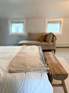 Zimmer mit einem Bett, einem Tisch und einem Sofa in der Unterkunft The Colonial on the Hudson in Athens