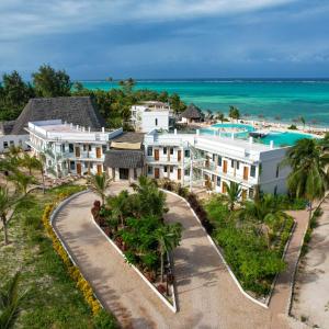 Makunduchi的住宿－The One Resort Zanzibar，享有度假村和海洋的空中景致