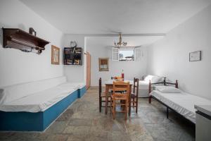 セリフォス・ホラにあるΔιαμέρισμα στη Χώρα Σερίφουのベッド2台とテーブルがある部屋
