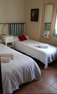 Zimmer mit 2 Betten und einem Tisch mit einem Spiegel in der Unterkunft VUT Casa Helen in Avila