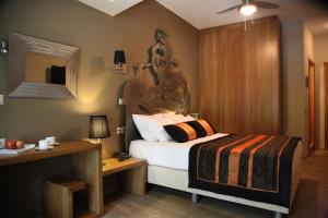 um quarto com uma cama e uma cabeceira em madeira em Mousiko Pandoxeio em Stení Dhírfios