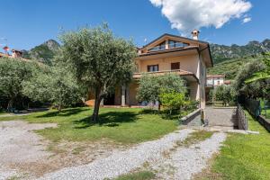 Gallery image of Casa Caterina Mansarda vista Lago in Marone