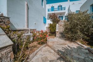 a walkway in front of a white building at Διαμέρισμα στη Χώρα Σερίφου in Serifos Chora