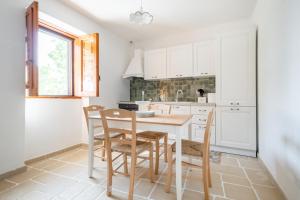 Photo de la galerie de l'établissement Trullo Bella Vista with patio & parking, à Selva di Fasano