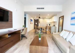 Global Rent Apart - Costa Hollywood في هوليوود: غرفة معيشة مع أريكة وطاولة