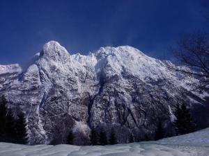 Pogled na planinu ili pogled na planinu iz kolibe