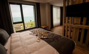 Un dormitorio con una cama con flores. en GÜRSOY EXCLUSIVE HOTEL en Trebisonda